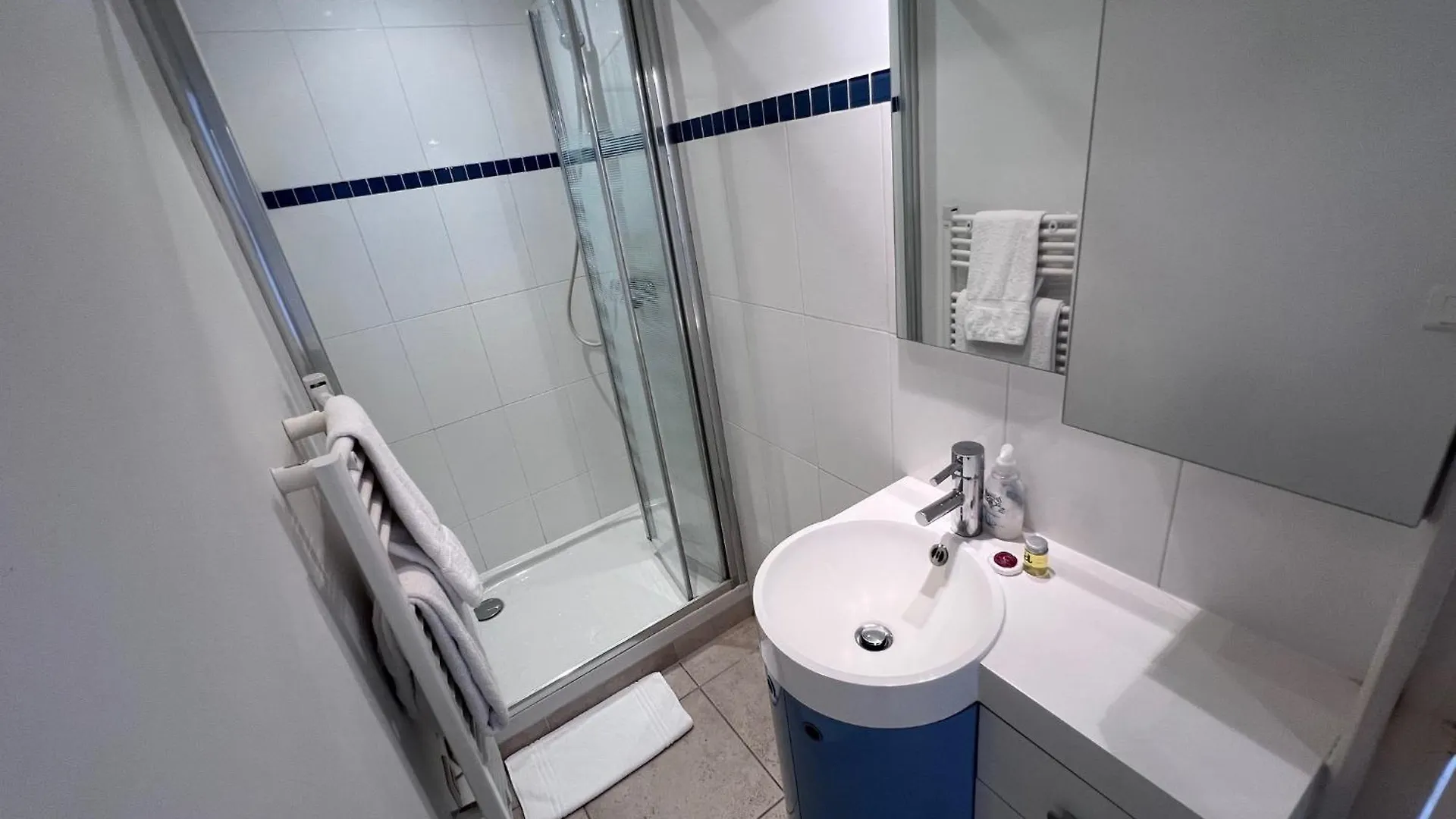 Riviera Eden Palace Cannes 2*,  Francia